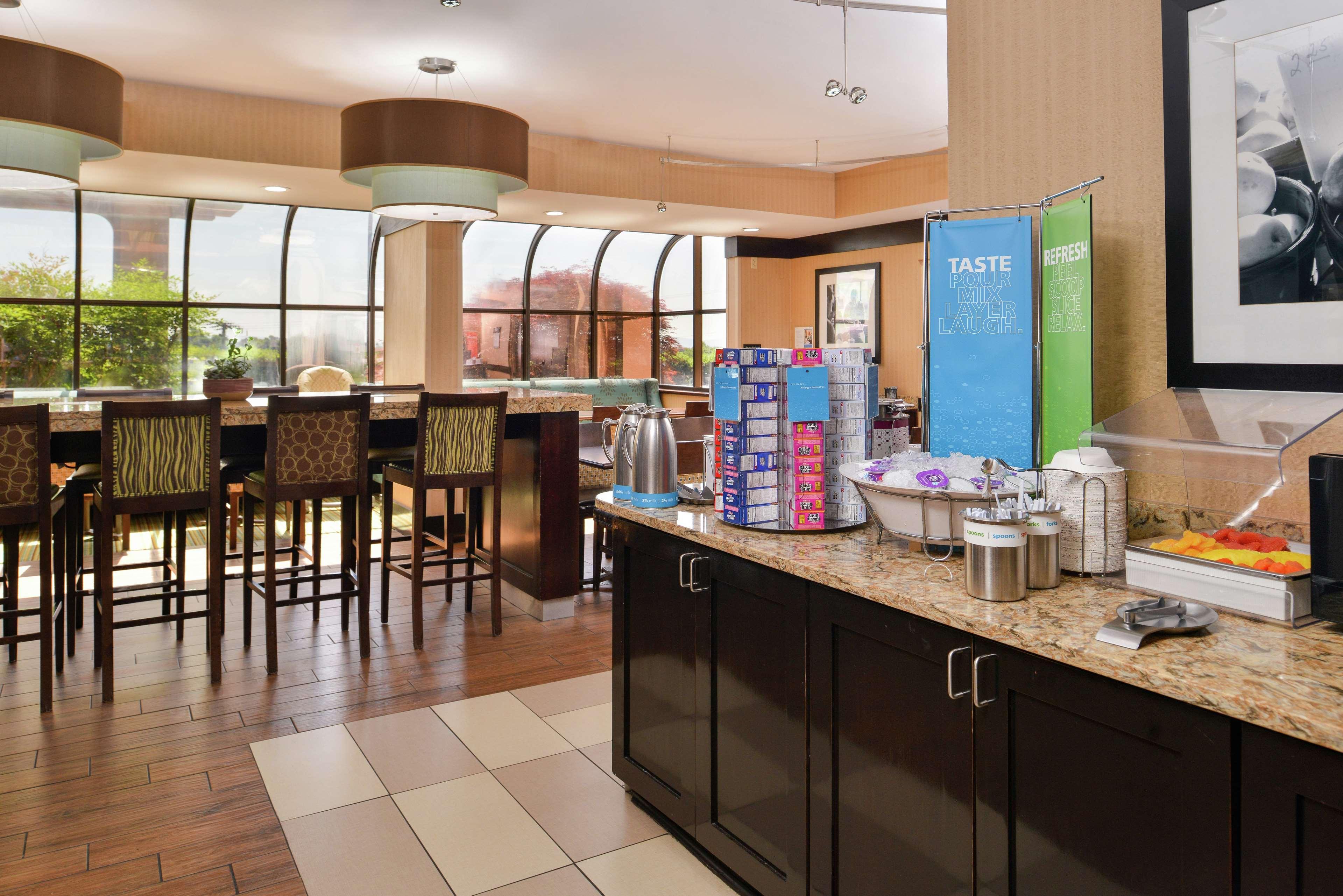 Hampton Inn Стонтон Екстер'єр фото