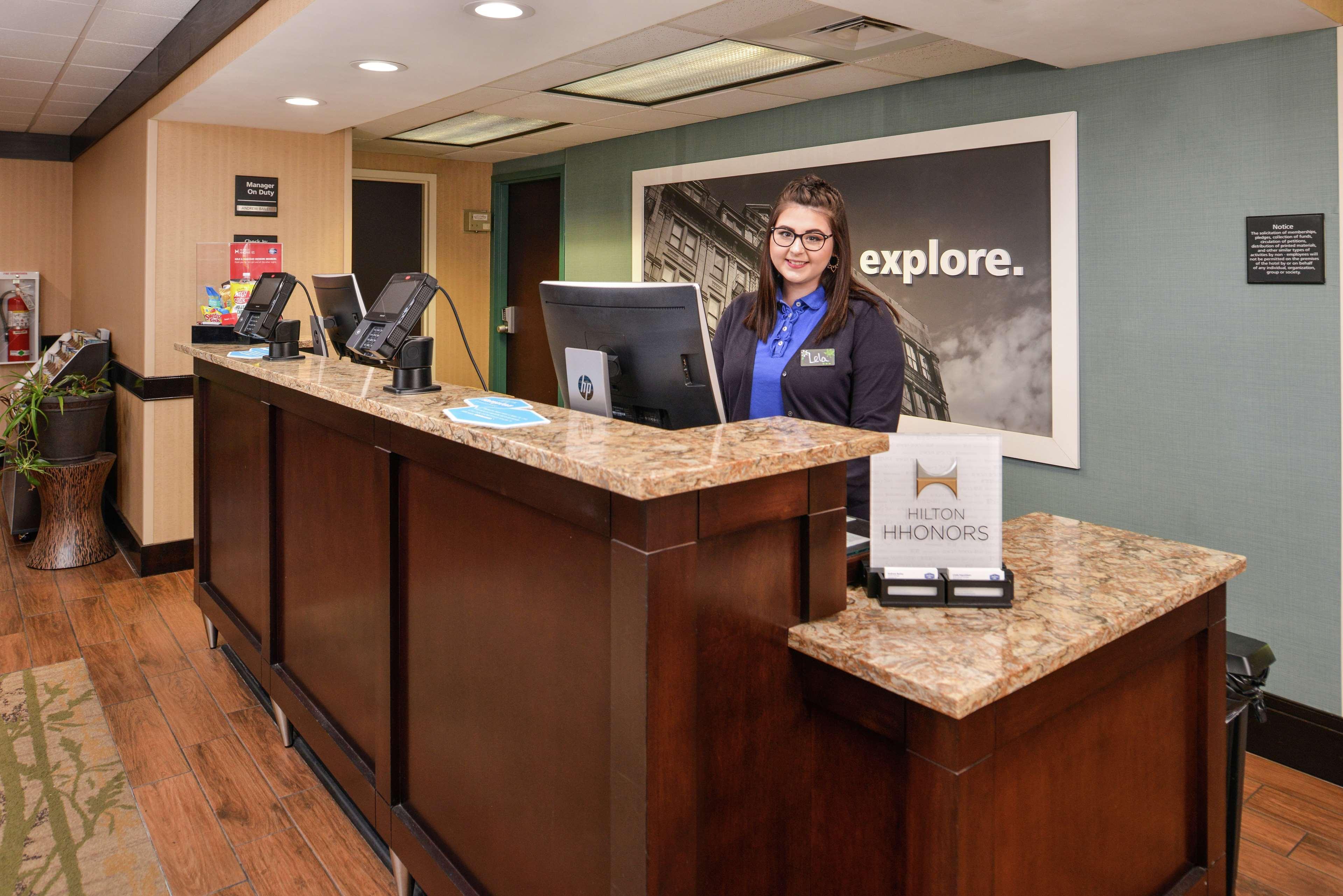 Hampton Inn Стонтон Екстер'єр фото