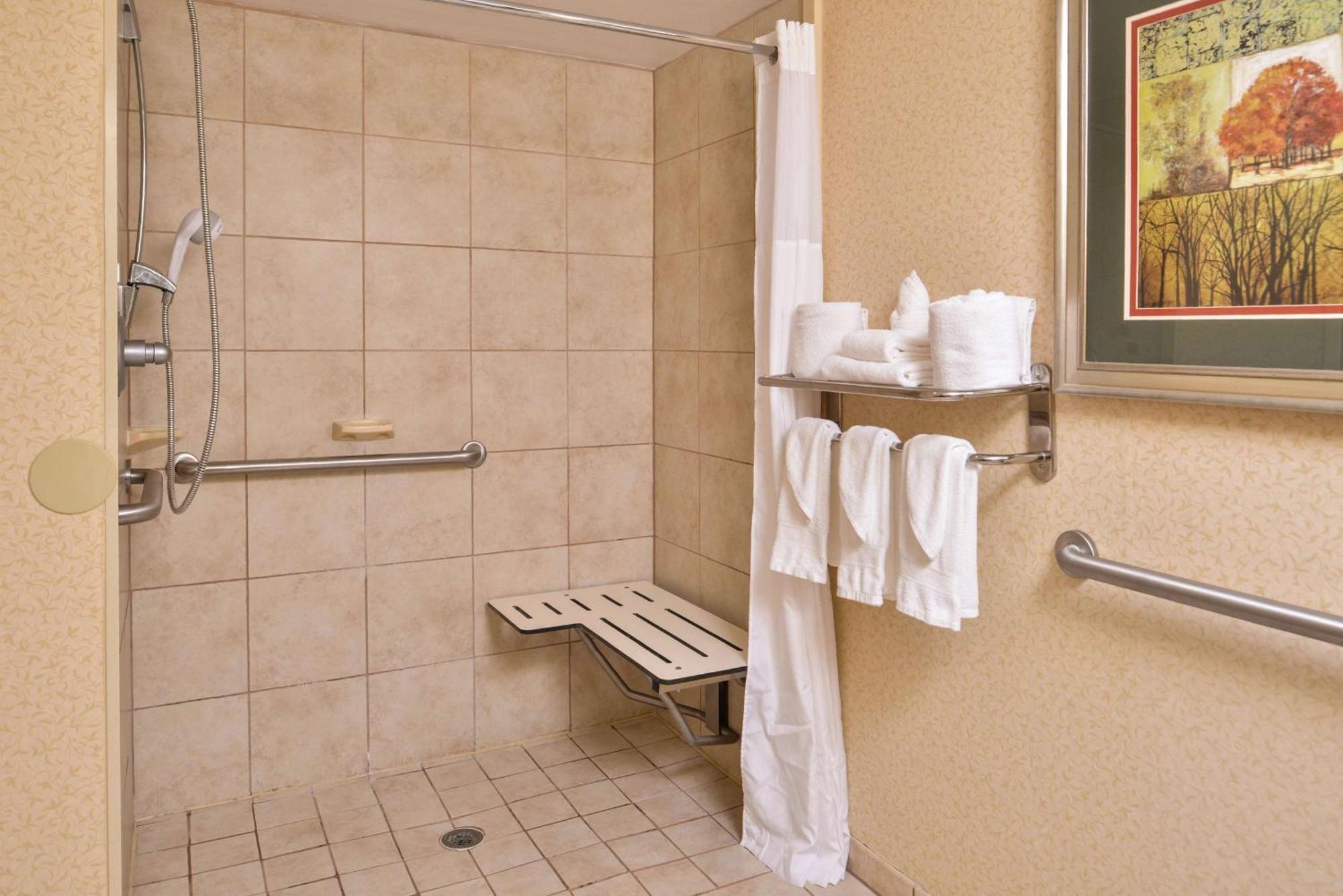 Hampton Inn Стонтон Екстер'єр фото