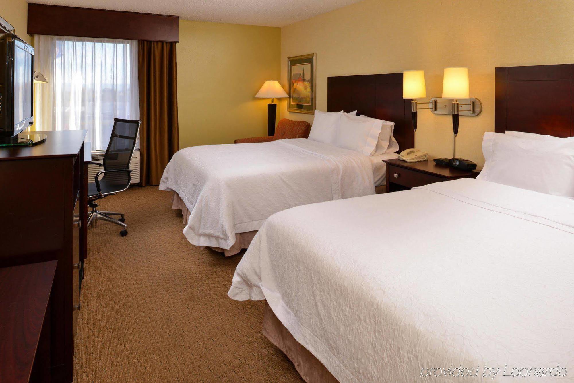 Hampton Inn Стонтон Екстер'єр фото