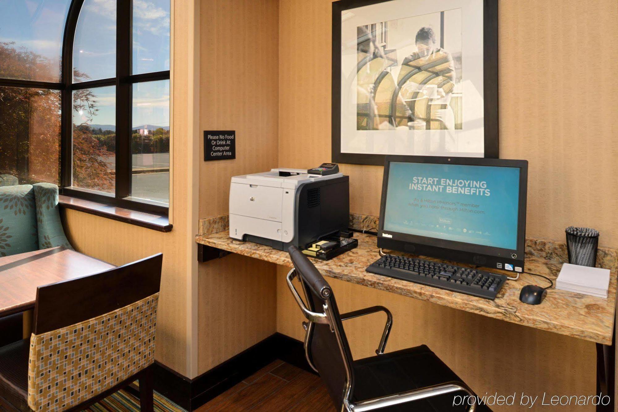 Hampton Inn Стонтон Екстер'єр фото