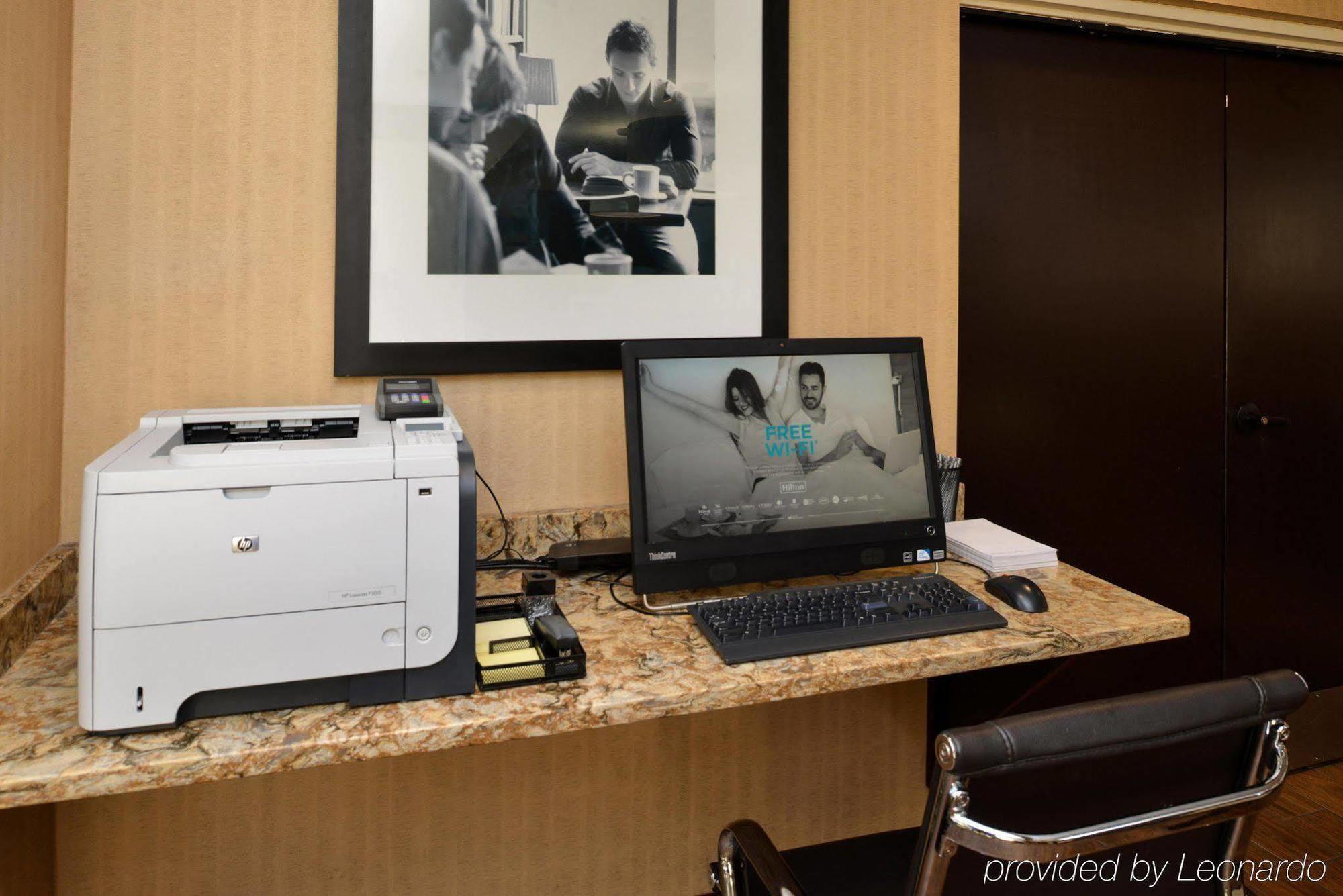 Hampton Inn Стонтон Екстер'єр фото